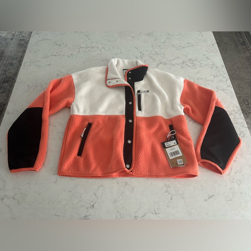 New with tags! The North Face Women’s Cragmont Fleece Jacket.